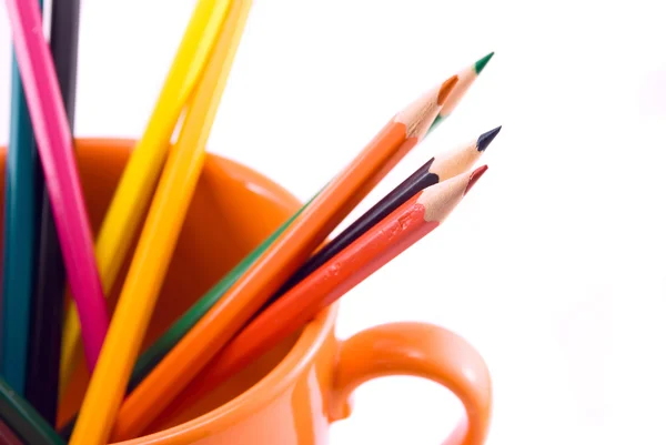 Beyaza izole edilmiş renkli kalemlerle dolu bir fincan. — Stok fotoğraf