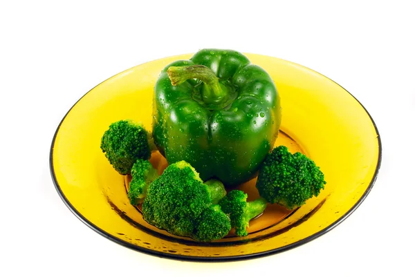 Papryka i brokuły na płytce na białym tle — Zdjęcie stockowe