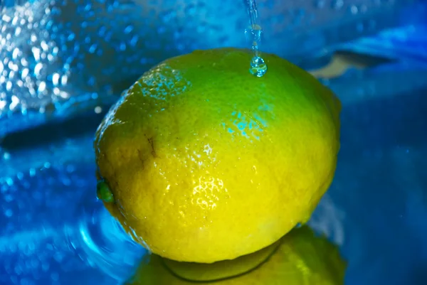 流水の下でレモン — ストック写真