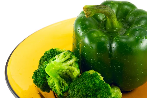 Paprika och broccoli på en tallrik som isolerad på vit — Stockfoto