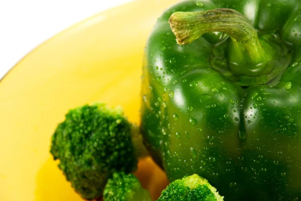 Biber ve brokoli üzerine beyaz izole bir plaka üzerinde — Stok fotoğraf