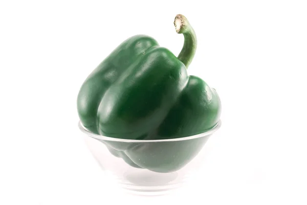 Πράσινη πιπεριά σε ένα ποτήρι που απομονώνονται σε λευκό — Φωτογραφία Αρχείου