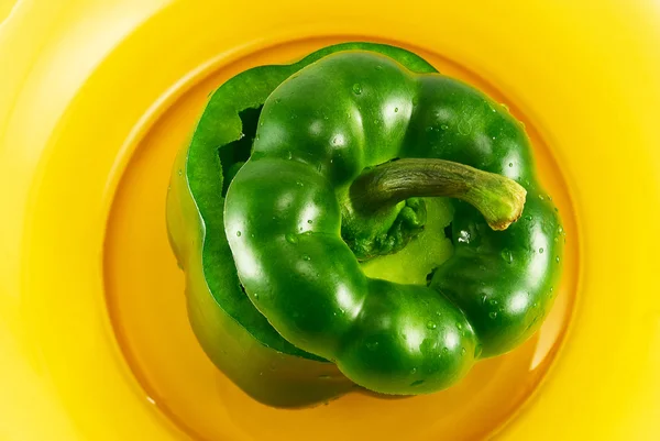 Zelené papriky na talíři — Stock fotografie