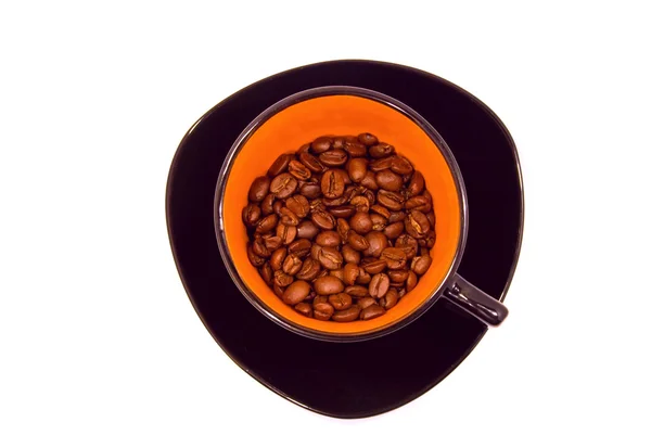 Zrnková káva v šálku izolované na bílém — Stock fotografie