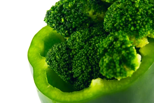 Biber ve brokoli üzerine beyaz izole — Stok fotoğraf