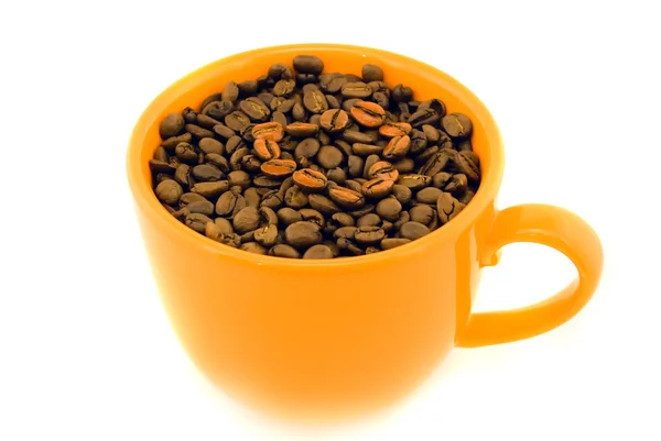 Copo com grãos de café isolados em branco — Fotografia de Stock