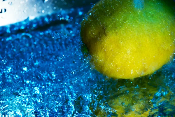 レモンと水の滴 — ストック写真