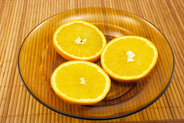 Апельсины на тарелке — стоковое фото