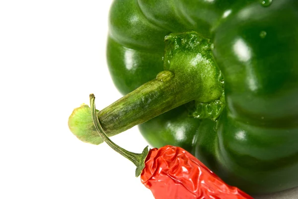 Peper en chili peper op witte geïsoleerd — Stockfoto
