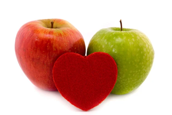 2 つのリンゴと白で隔離される心 — ストック写真