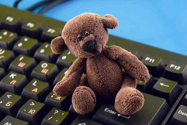 Brinquedo no teclado do computador — Fotografia de Stock