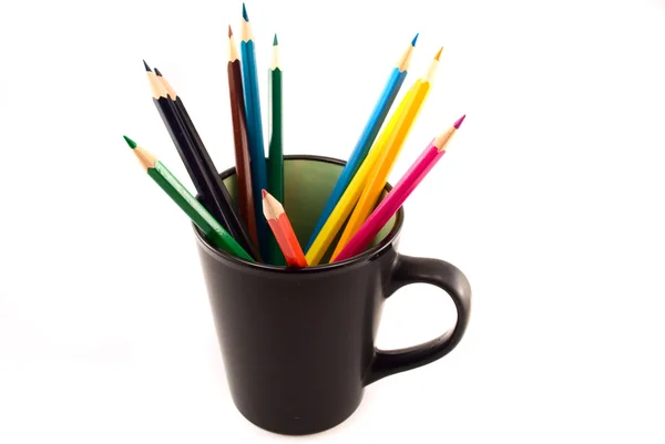 Bleistifte in einer Tasse isoliert auf weiß — Stockfoto