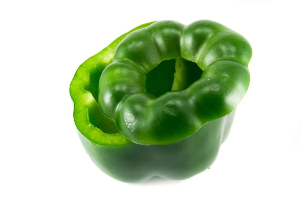 Grüne Paprika isoliert auf weiß — Stockfoto