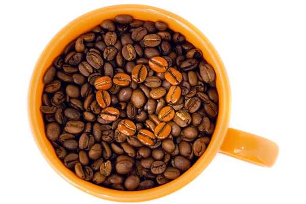 Granos de café en una taza aislada en blanco —  Fotos de Stock