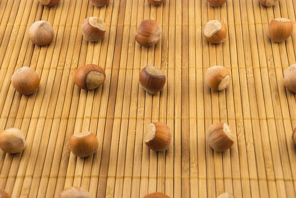 Oříšky na bambusové rohoži — Stock fotografie