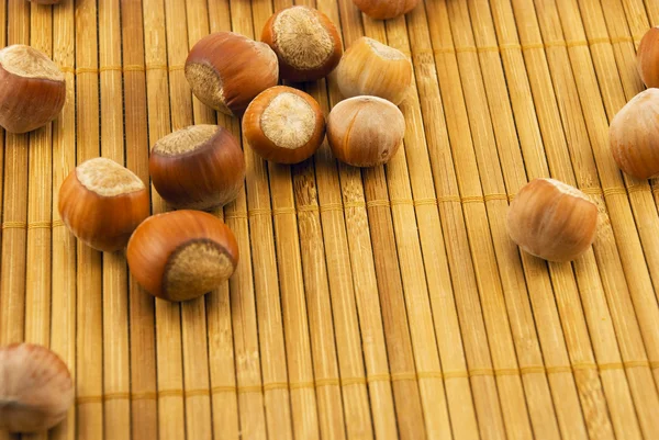Orzechy laskowe na mat bambusowych — Zdjęcie stockowe