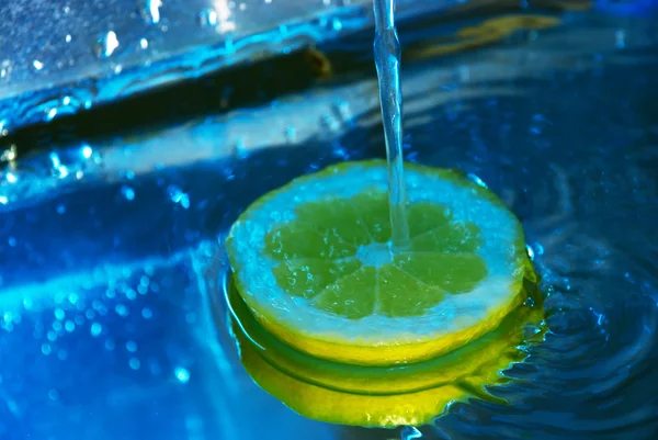 Lemon under running water — Stock Photo, Image