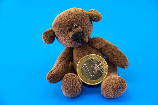Ursinho de pelúcia e moedas de euro — Fotografia de Stock