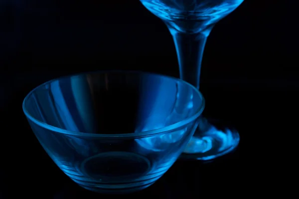 Tigela e um copo em um fundo preto — Fotografia de Stock
