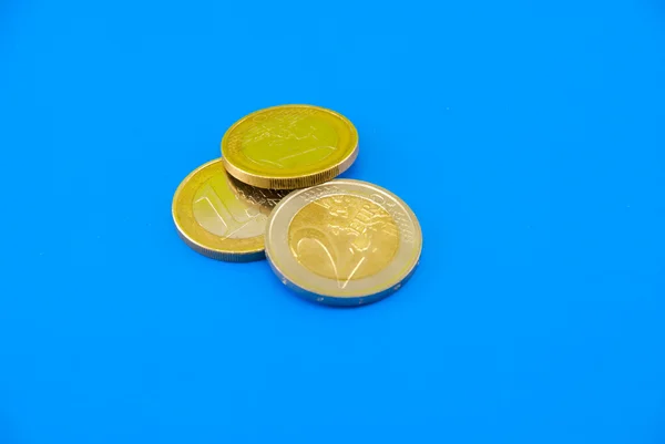 Монеты евро на синем фоне — стоковое фото