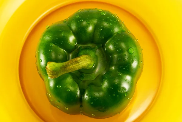 Pimenta verde em uma chapa — Fotografia de Stock