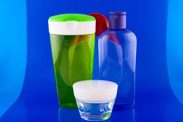 Cosmetische containers op een kleurrijke achtergrond — Stockfoto