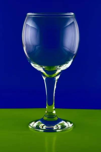 Begreppsmässigt belysta glas på en färgstark bakgrund — Stockfoto