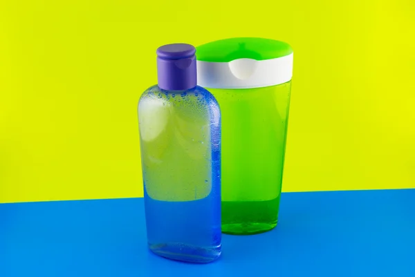Cosmetische containers op een kleurrijke achtergrond — Stockfoto