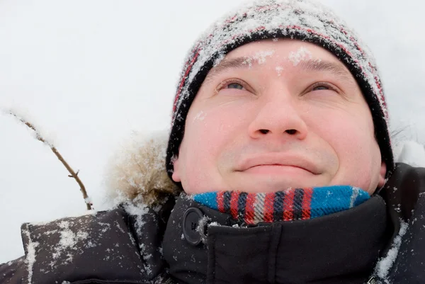 Portret mężczyzny w lesie zimą — Zdjęcie stockowe