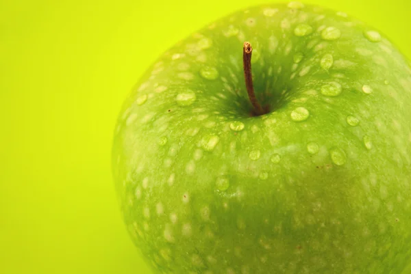 Jablko na zeleném pozadí — Stock fotografie
