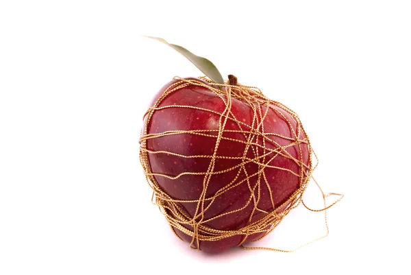 แอปเปิ้ลสีแดงแยกจากสีขาว — ภาพถ่ายสต็อก