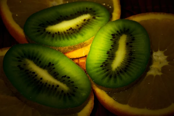 Kiwi a pomeranče, které jsou zvýrazněny — Stock fotografie