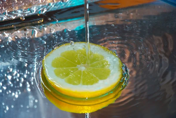 Limão sob água corrente — Fotografia de Stock