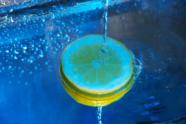 Limone sotto l'acqua corrente — Foto Stock