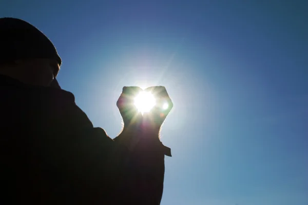 Bir güneş onun elinde tutan adam — Stok fotoğraf