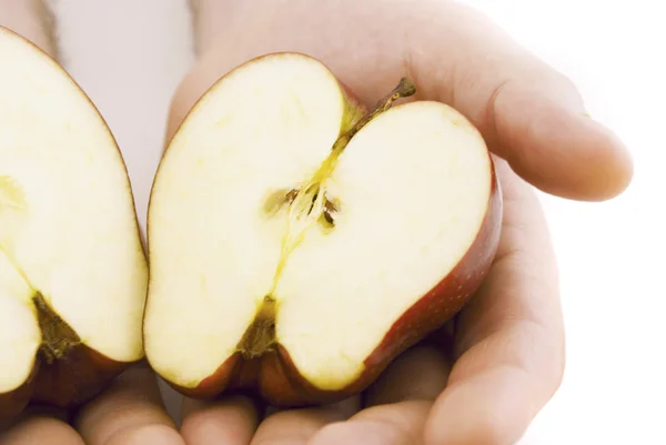 Μισή μήλο στα χέρια που απομονώνονται σε λευκό — Φωτογραφία Αρχείου