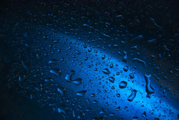 Wassertropfen auf farbigem Hintergrund — Stockfoto