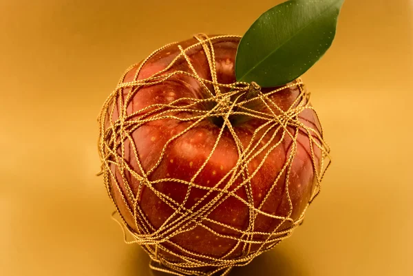 Pomme rouge sur fond doré — Photo