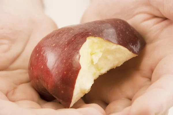 Meia maçã em mãos isoladas em branco — Fotografia de Stock