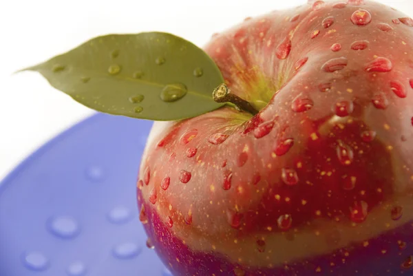 Apfel mit Blatt isoliert auf weiß — Stockfoto