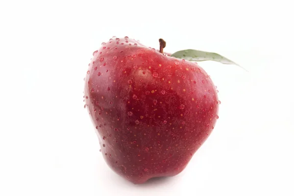Яблоко с изолированным на белом листе — стоковое фото