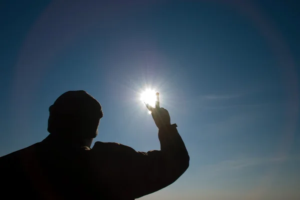 空に対して彼の手に太陽を持って男 — ストック写真