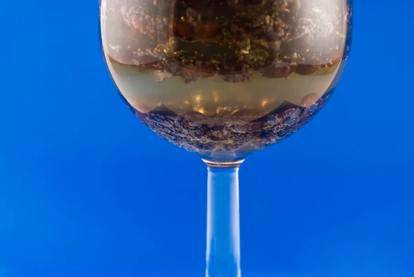 Granos de café en un vaso sobre un fondo colorido —  Fotos de Stock