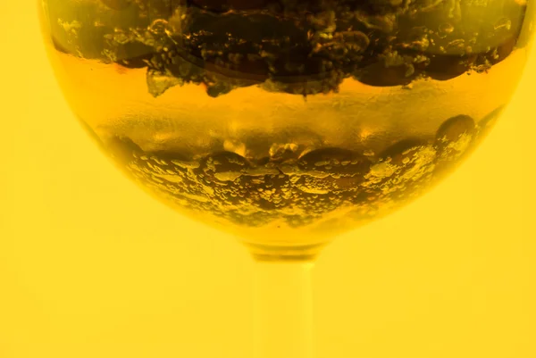 Kávová zrna ve sklenici na barevné pozadí — Stock fotografie