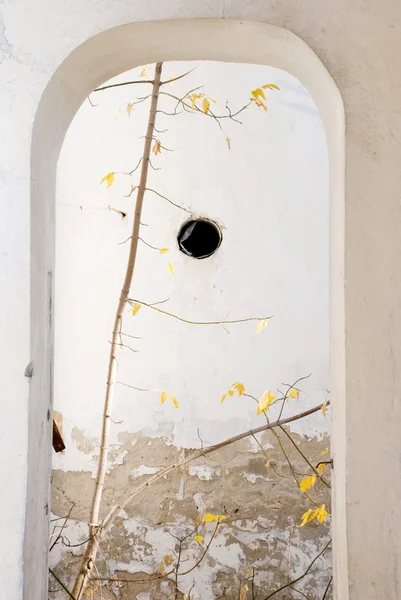 Арка в заброшенном здании — стоковое фото