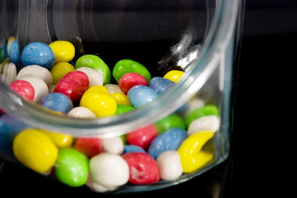 Bonbons multicolores dans un bocal en verre — Photo