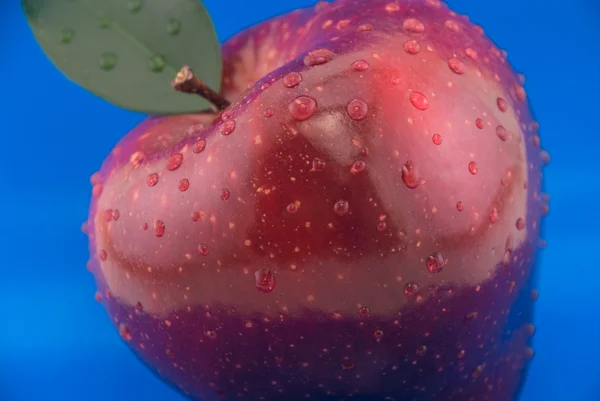 Manzana roja sobre fondo azul — Foto de Stock