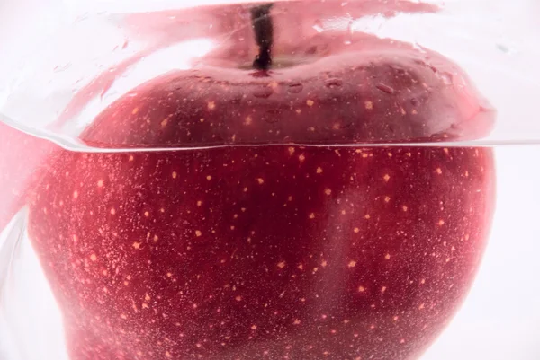 Roter Apfel im Wasser — Stockfoto