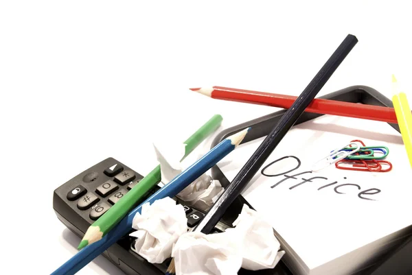 Färgade pennor, papper och telefon isolerad på vit — Stockfoto