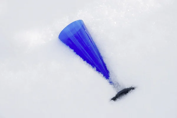 Blauw glas in de sneeuw — Stockfoto